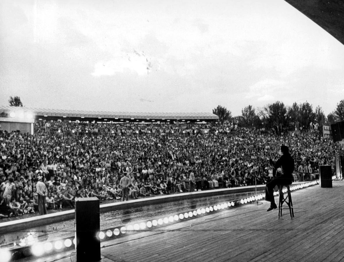 La música, otro gran atractivo. Además de montarse en las innumerables maquinarias que agitaban, movían, deslizaban o hacían sacudían a su clientela, el Parque de Atracciones contó siempre con un atractivo más: su Auditorio, donde actuaron algunos de los más importantes artistas en cada época. En la imagen, de 1973, concierto de Joan Manuel Serrat ante un auditorio repleto de espectadores.