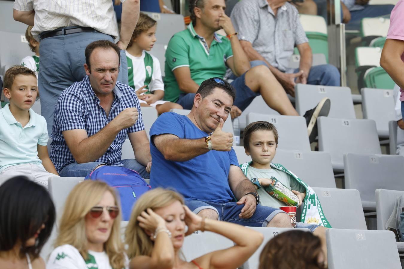 El ambiente en la grada del Córdoba CF-Murcia, en imágenes