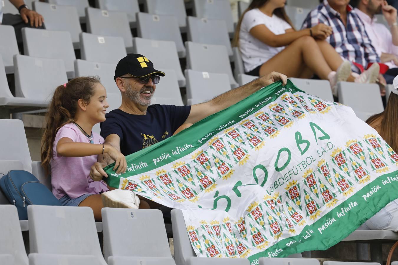 El ambiente en la grada del Córdoba CF-Murcia, en imágenes