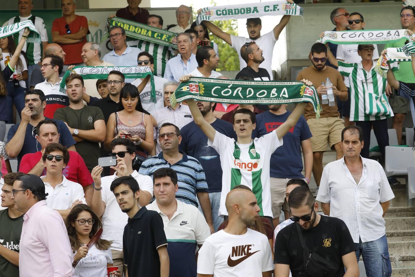 El ambiente en la grada del Córdoba CF-Murcia, en imágenes