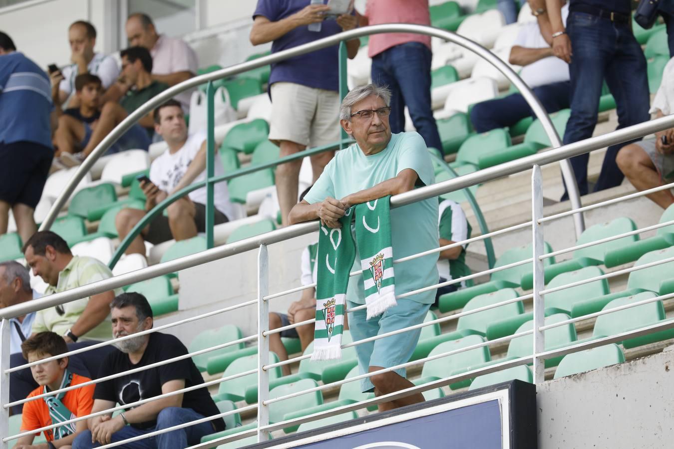 El ambiente en la grada del Córdoba CF-Murcia, en imágenes