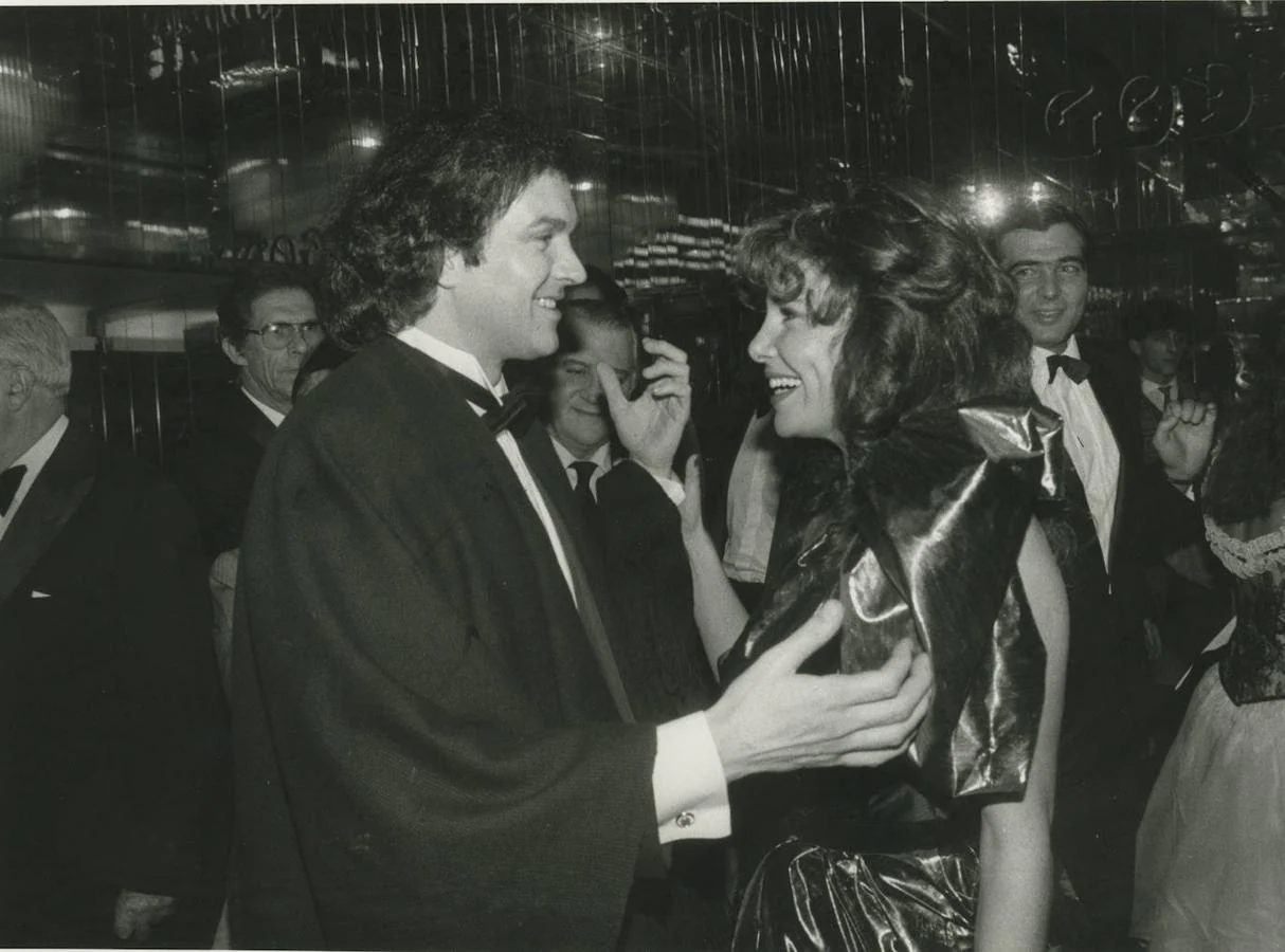1983: Gala benéfica de la asociación española de la lucha contra el cáncer. En la imagen, Camilo Sesto saluda a Ana Obregón. 