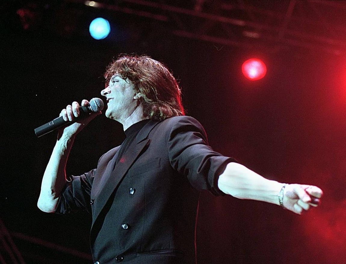 1998: Camilo Sesto, durante un concierto. (Foto de F. J. De las Heras). 