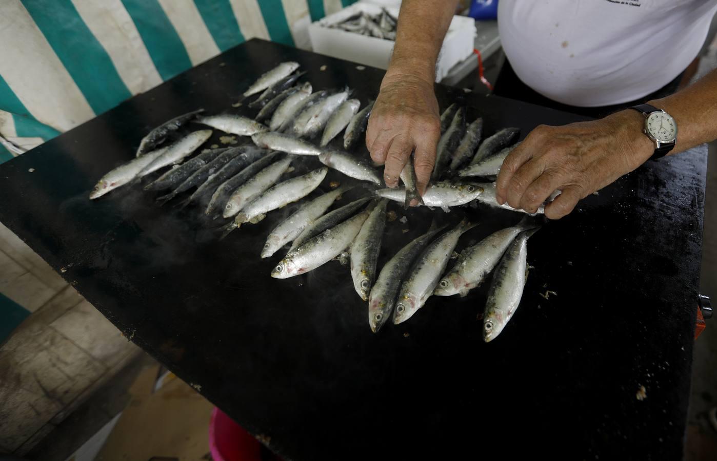 La tradicional «sardiná» de la Velá de la Fuensanta, en imágenes