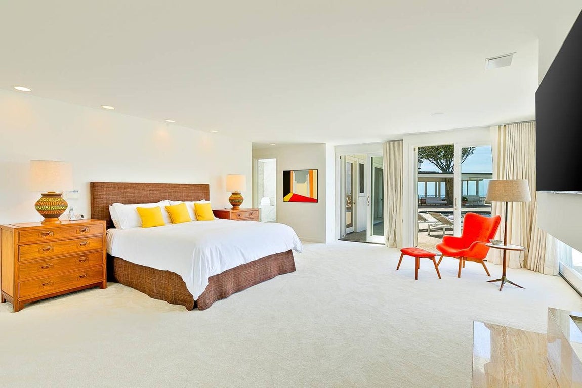 La propiedad está al alcance de todo aquel que esté dispuesto a pagar 3.995 dólares (unos 3.600 euros) por noche. Eso sí, en las condiciones del alquiler se estipula que el alquiler debe ser de al meno cinco días, por lo que la estancia partiría de los 18.000 euros.