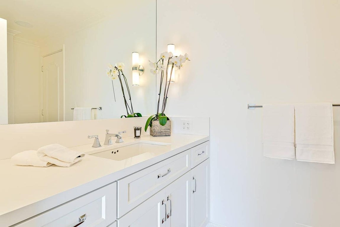 La vivienda, de estilo francés, fue proyectada y construida en 1957 por Rex Lotery, con una arquitectura moderna propia de la costa oeste americana.