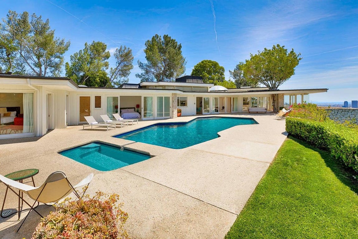 Dos años después, Morton decidió venderla y, tras cambiar varias veces de manos, volvió de nuevo a la propiedad de la familia. <a href="https://www.abc.es/viajar/noticias/abci-casa-elvis-presley-beverly-hills-puede-alquilar-201909050201_noticia.html" target="_blank">Su hijo Harry Morton la compró el pasado mes de marzo </a>por unos 25 millones de dólares.