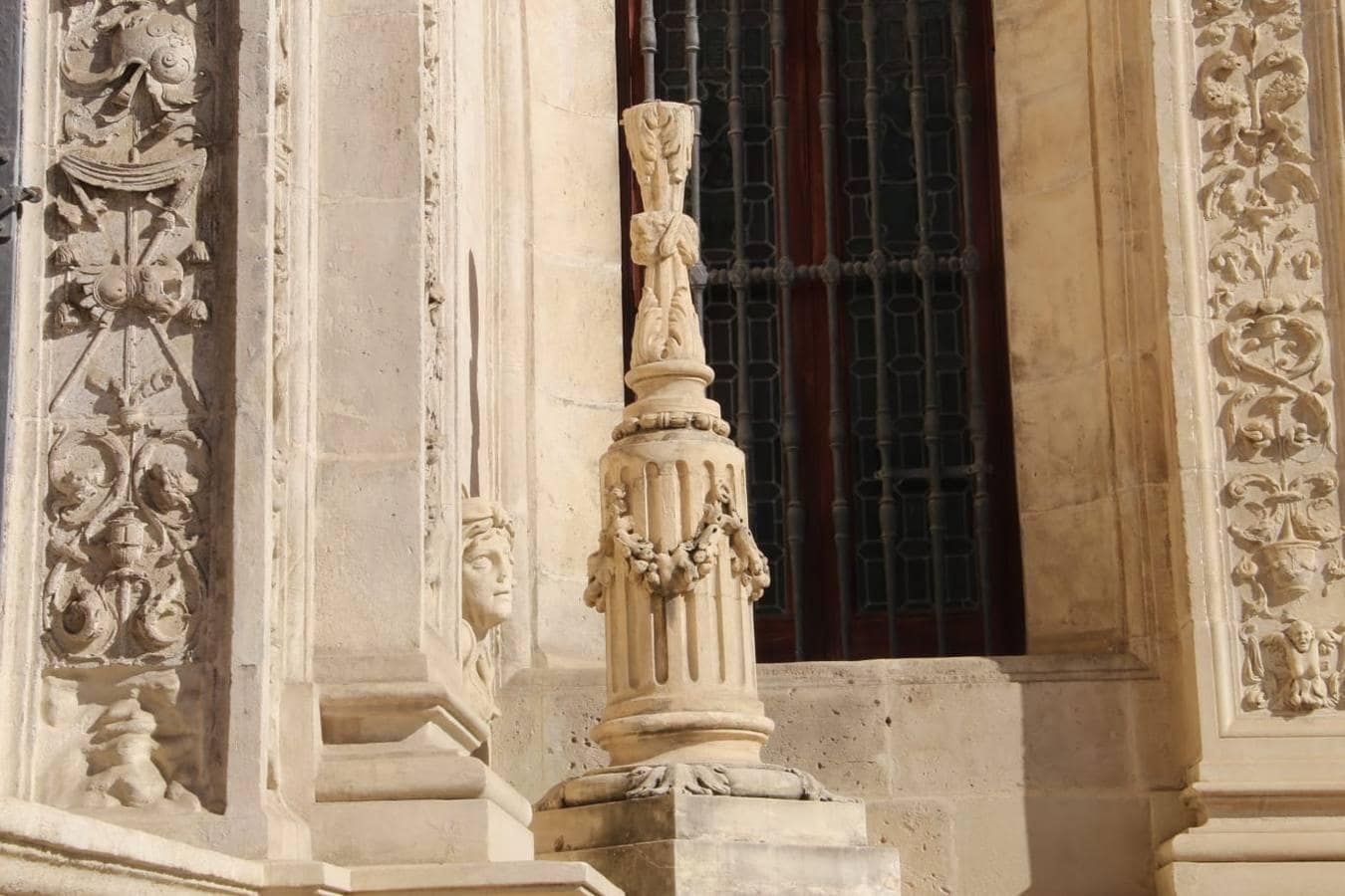 En imágenes: Así ha quedado la Cruz del Arquillo del Ayuntamiento de Sevilla tras el acto vandálico