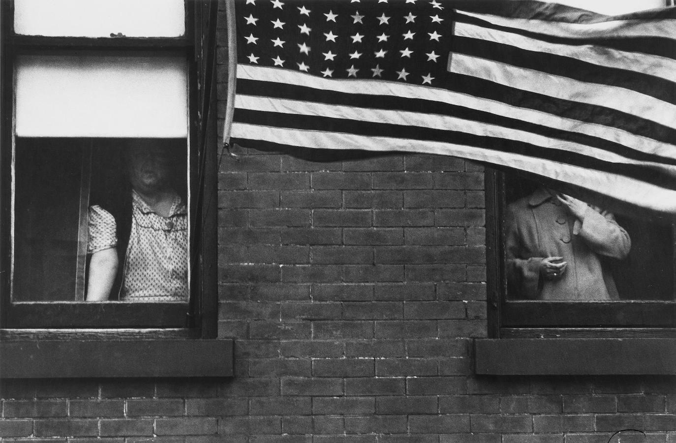 Parade, Hoboken, New Jersey. Fotografía (1955) de la serie «The Americans», su obra magna