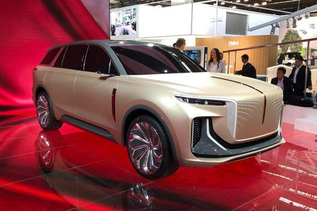 Hongqi E115. El concept E115 es un SUV eléctrico grande con apariencia moderna. Parece que los fabricantes chinos quieren competir con modelos europeos como el Mercedes-Benz GLS o el BMW X7