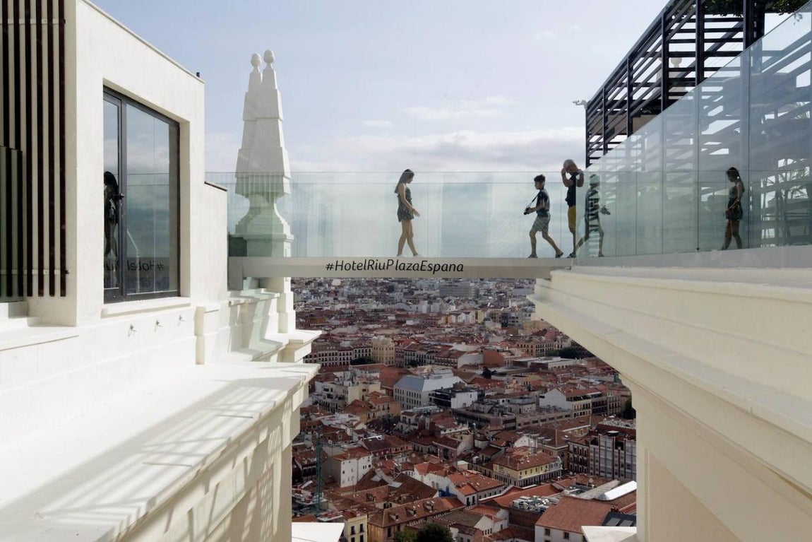 Pasarela de cristal del hotel Riu, con vistas a Madrid. 