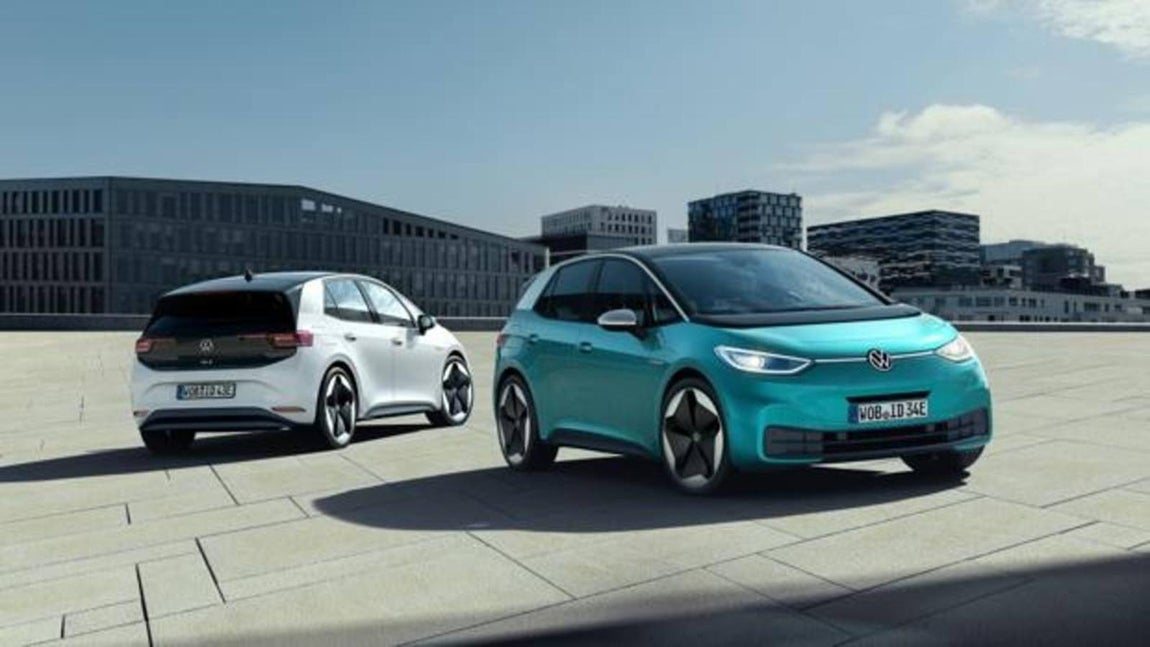 Volkswagen ID.3.. Con unas dimensiones similares a las del actual Golf, el I.D.3 es el primer Volkswagen basado en la plataforma MEB (modular electric drive matrix). Su capacidad interior es superior tanto por el espacio disponible para los pasajeros como por su maletero a la del Golf actual, perteneciendo ambos al mismo segmento. Estará disponible con tres opciones de autonomía, en función del tamaño de sus baterías. La variante básica tendrá una batería de 45 kWh y una autonomía de 330 kilómetros (WLTP); con una opción intermedia de 58 kWh y 420 km; y una tope de gama con 77 kWh y 550 kilómetros