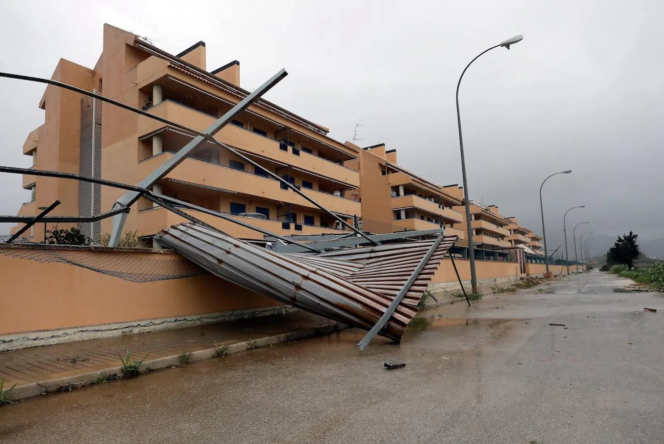 Estado en el que ha quedado un edificio de apartamentos de Denia (Alicante) tras el paso de un tornado. 