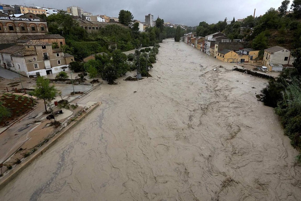 Vista del río Clariano que se ha desbordado este jueves a su paso por Ontinyent tras las fuertes lluvias registradas durante la noche. 