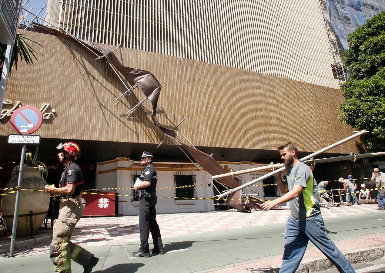 En imágenes, cae parte del andamiaje de la obra del hotel Los Lebreros de Sevilla