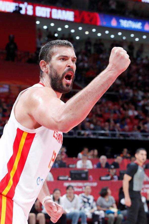 Marc Gasol, con el puño en alto, celebra la victoria. 