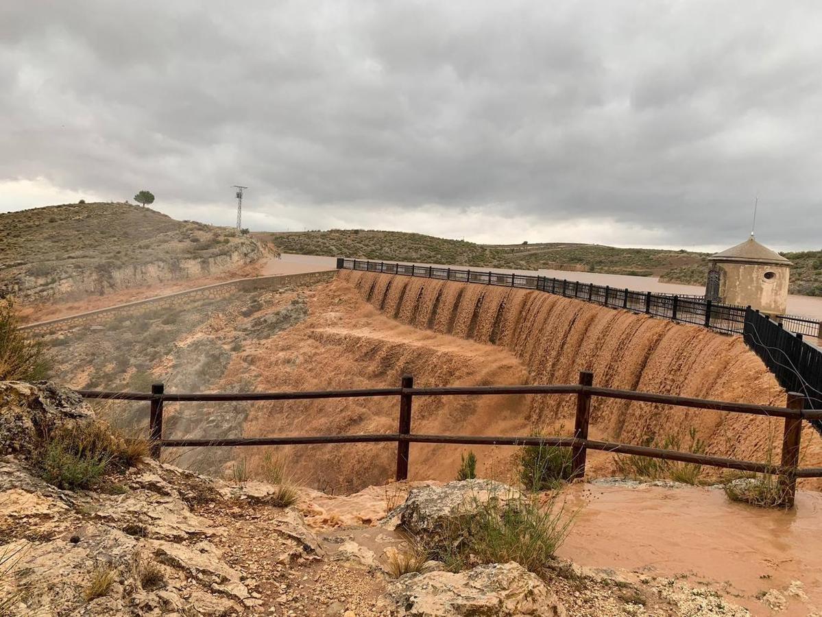 Fotografía facilitada por el Ayuntamiento de Almansa de las inundaciones en el municipio albaceteño, en Castilla-La Mancha, este jueves, tras el paso de la Gota Fría por la región.. 