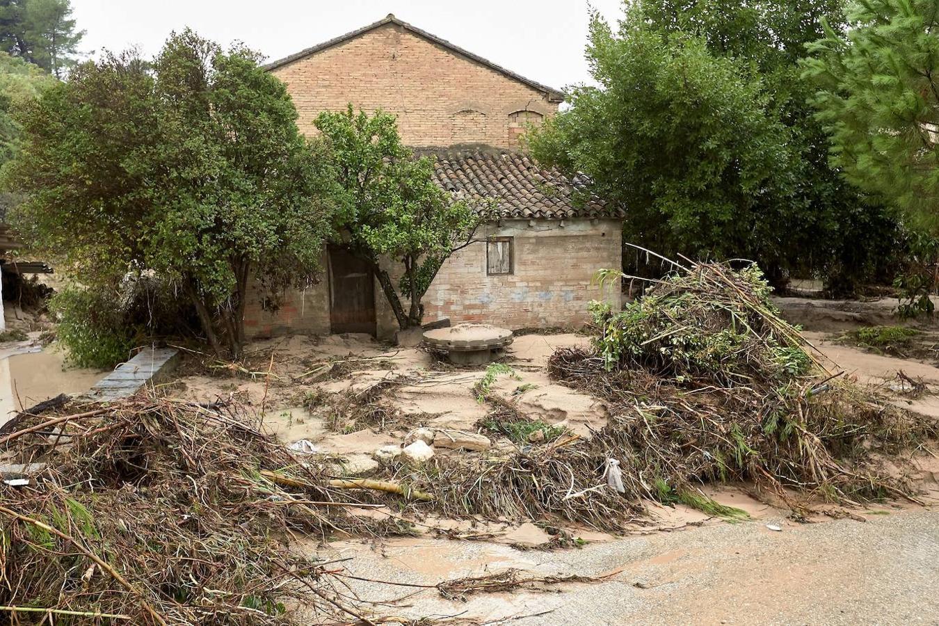 Una casa de campo en la localidad valenciana de Ontinyent donde ayer se desbordó el río Clariano por los efectos de la Gota Fría. 