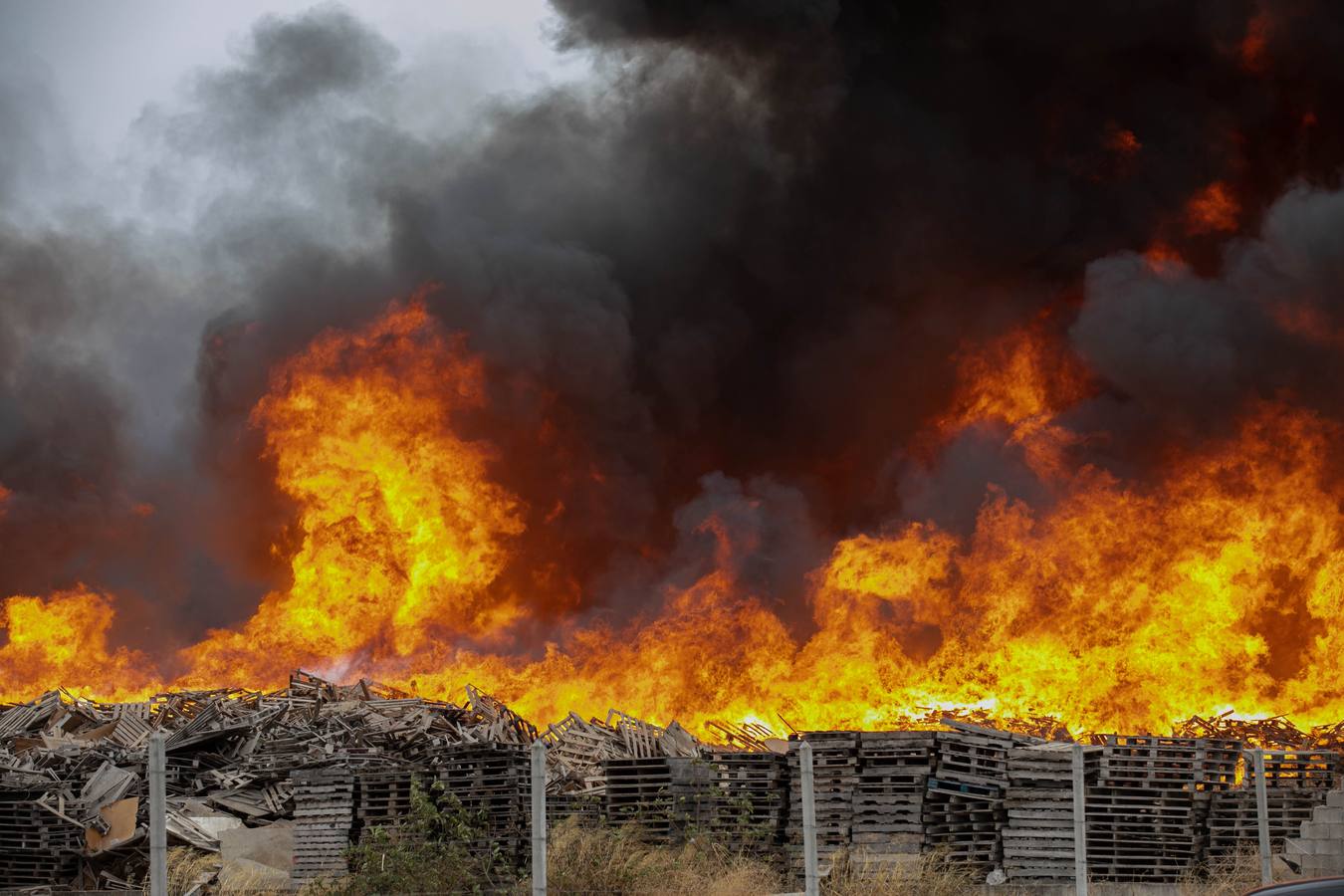 En imágenes, el incendio del patio de una nave industrial en Dos Hermanas