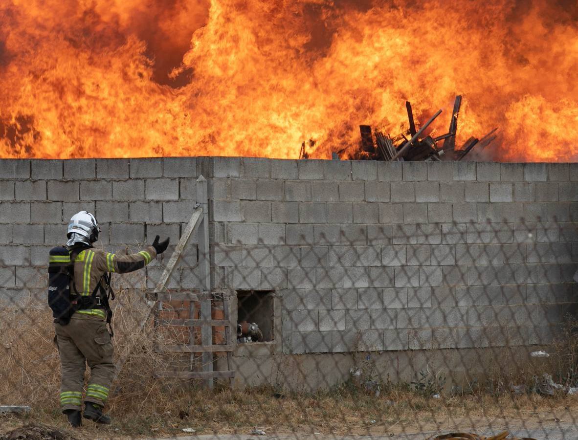 En imágenes, el incendio del patio de una nave industrial en Dos Hermanas