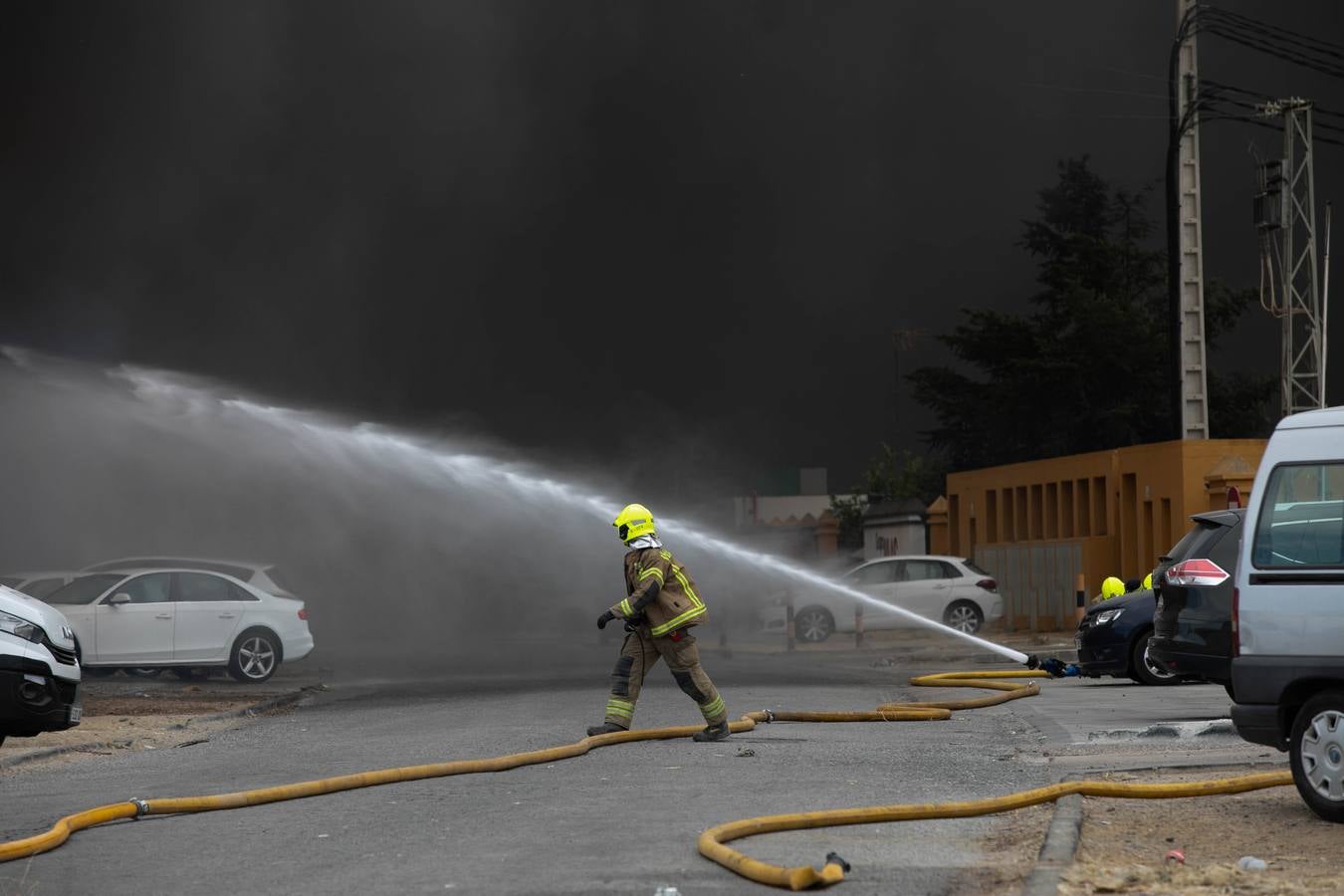 En imágenes, el incendio del patio de una nave industrial en Dos Hermanas