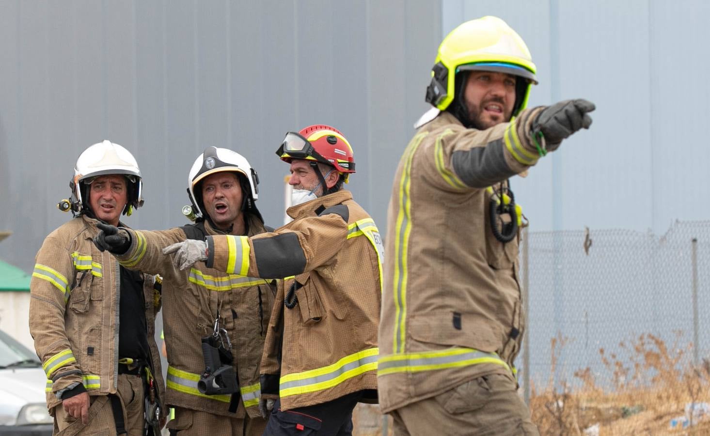 En imágenes, el incendio del patio de una nave industrial en Dos Hermanas