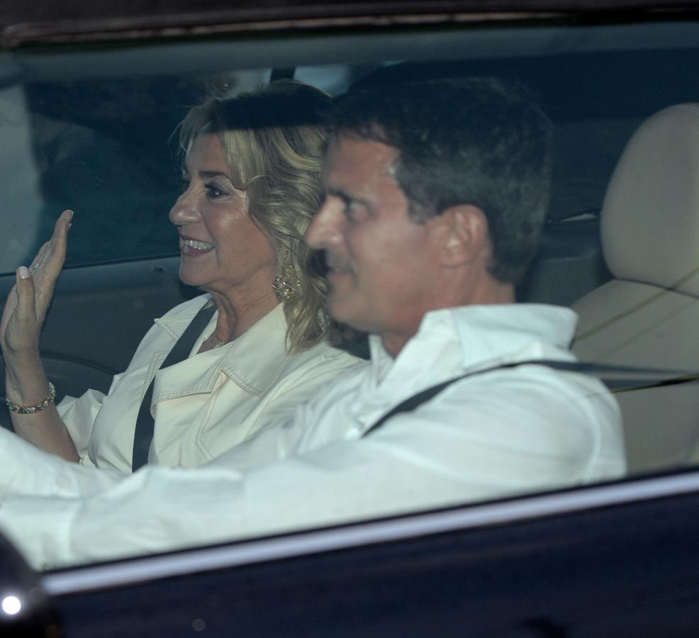 Gallardo y Manuel Valls llegando a la fiesta. La boda que se celebra este sábado será una ceremonia íntima y familiar, pero también acudirán algunos rostros conocidos. Isabel Preysler y Mario Vargas Llosa serán sin duda una de las parejas protagonistas del enlace.