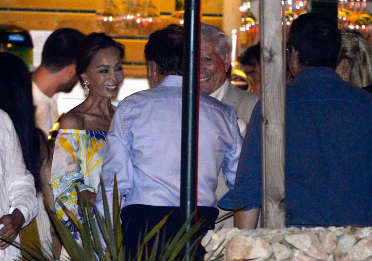 Isabel Preysler durante el cóctel. La boda que se celebra este sábado será una ceremonia íntima y familiar, pero también acudirán algunos rostros conocidos. Isabel Preysler y Mario Vargas Llosa serán sin duda una de las parejas protagonistas del enlace.