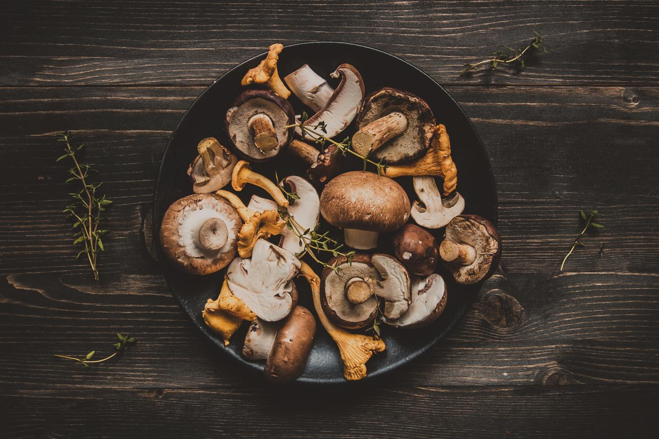 Champiñón. Los champiñones son la especie de hongo comestible más común en las cocinas. Prosperan en la humedad; por eso el mejor momento para consumirlos es el otoño. Mejoran la retención de líquidos, favorecen la actividad intelectual y al ser saciante actúa como alimento adelgazante.