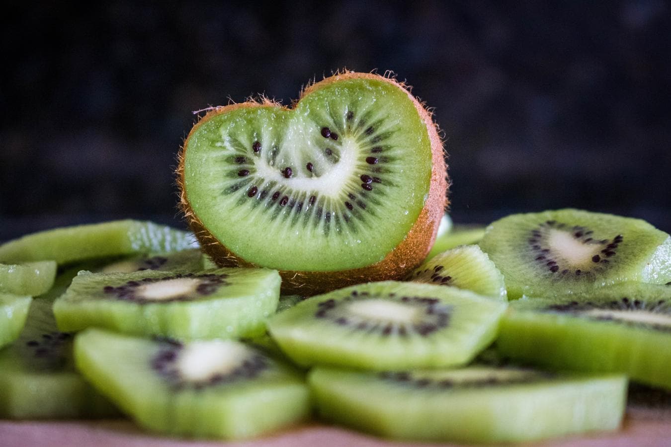Kiwi. El kiwi es una fruta originaria de China que se conserva a temperatura ambiente sin deshidratarse hasta 15 días. Madura en invierno y se come de octubre a marzo. En los supermercados puede encontrarse todo el año. Entre sus propiedades, destaca su aporte de vitamina C (más del doble que la naranja) y fibra, que favorece el tránsito intestinal.