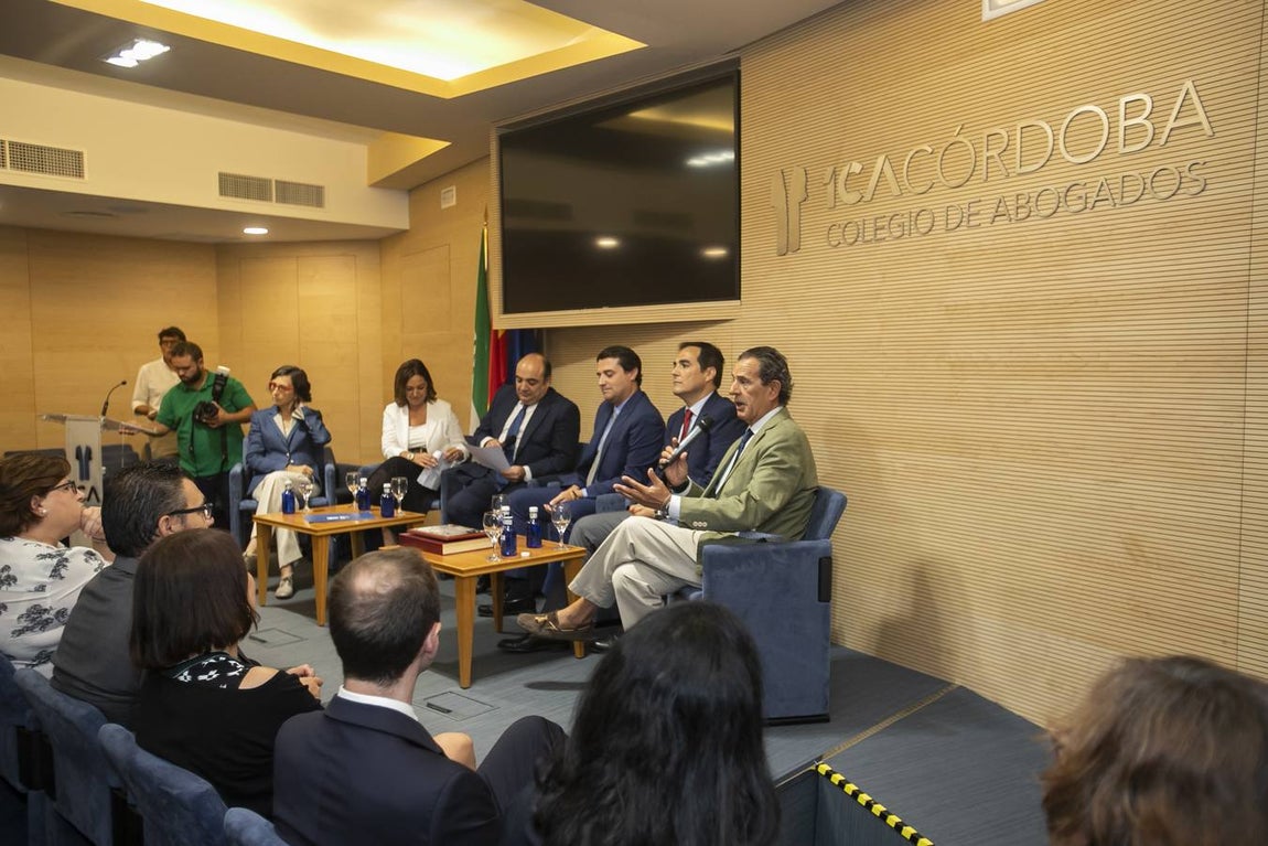 La charla de los alcaldes de Córdoba en el Colegio de Abogados, en imágenes