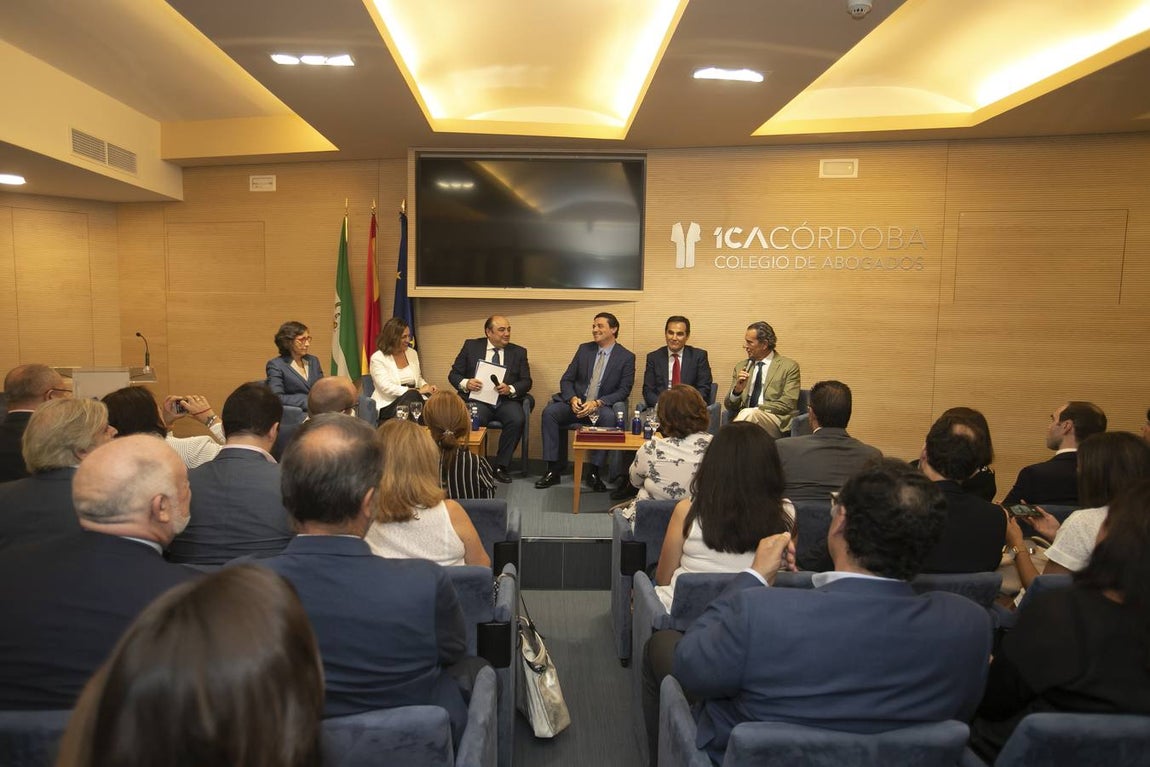 La charla de los alcaldes de Córdoba en el Colegio de Abogados, en imágenes