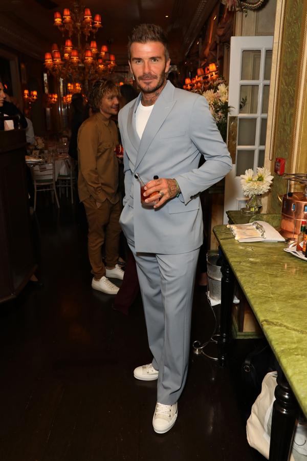 Más tarde, en el evento de celebración del desfile organizado por Victoria Beckham, el ex futbolista dio un giro de tuerca a su estilismo para ir a un look más informal simplemente añadiendo unas zapatillas y una camiseta blanca, también de la marca francesa.