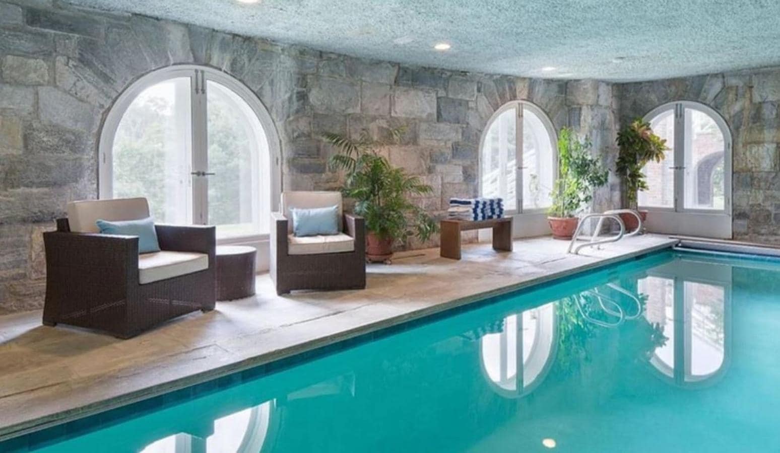 Piscina climatizada. Los baños no se reservan únicamente para los meses de calor, en invierno la mansión tiene una piscina interor de grandes dimensiones