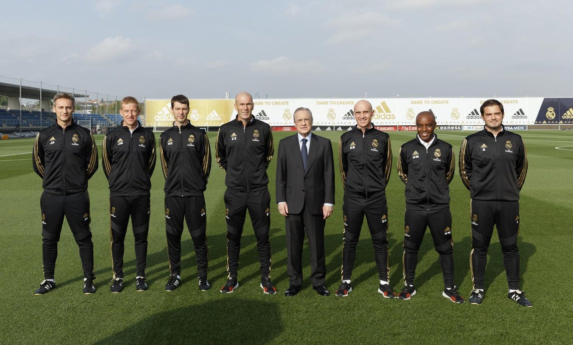 El cuerpo técnico con Florentino. 
