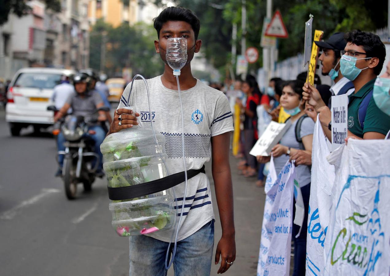 Activistas protestan contra el cambio climático en Kolkata, India.. 