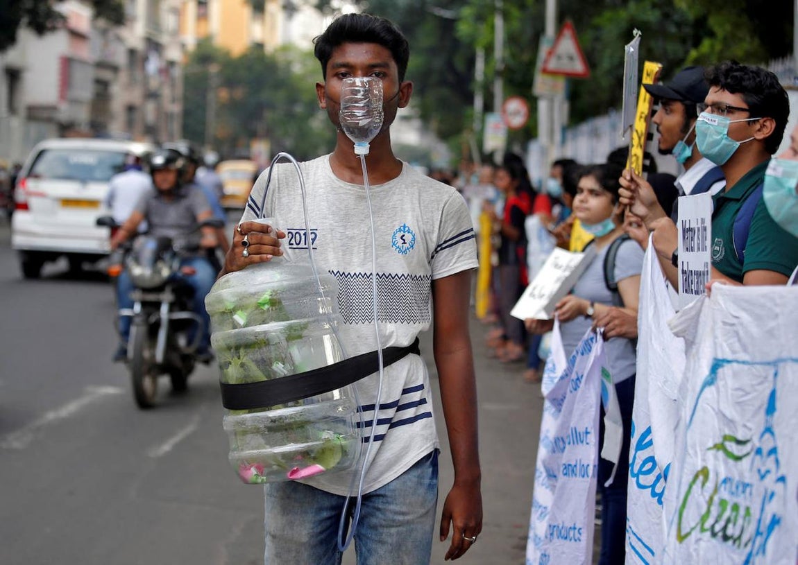 Activistas protestan contra el cambio climático en Kolkata, India.. 