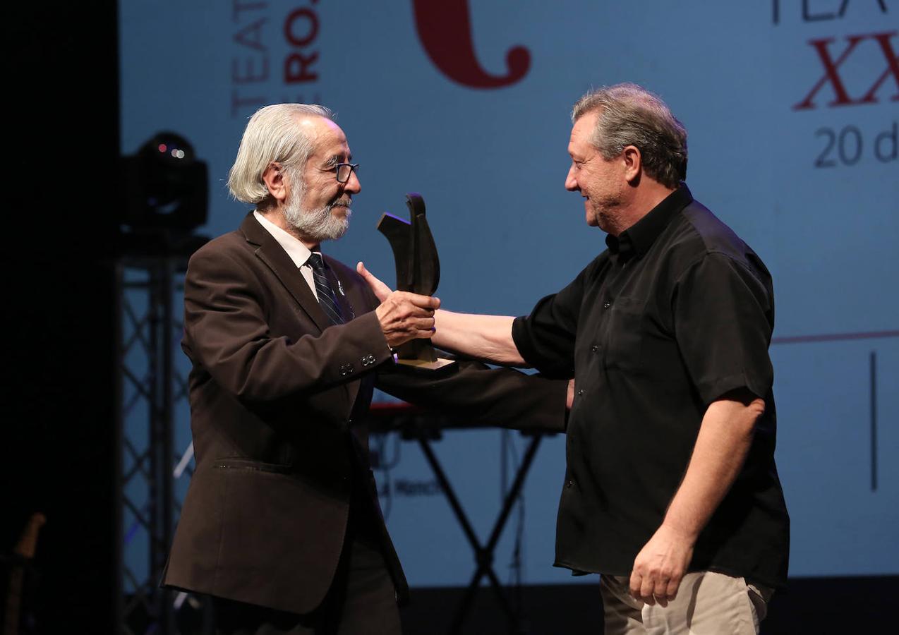 Premio especial Teatro de Rojas que entregó Paco Plaza al dramaturgo Luis Molina López, alma mater del grupo «La veleta de Almagro». 