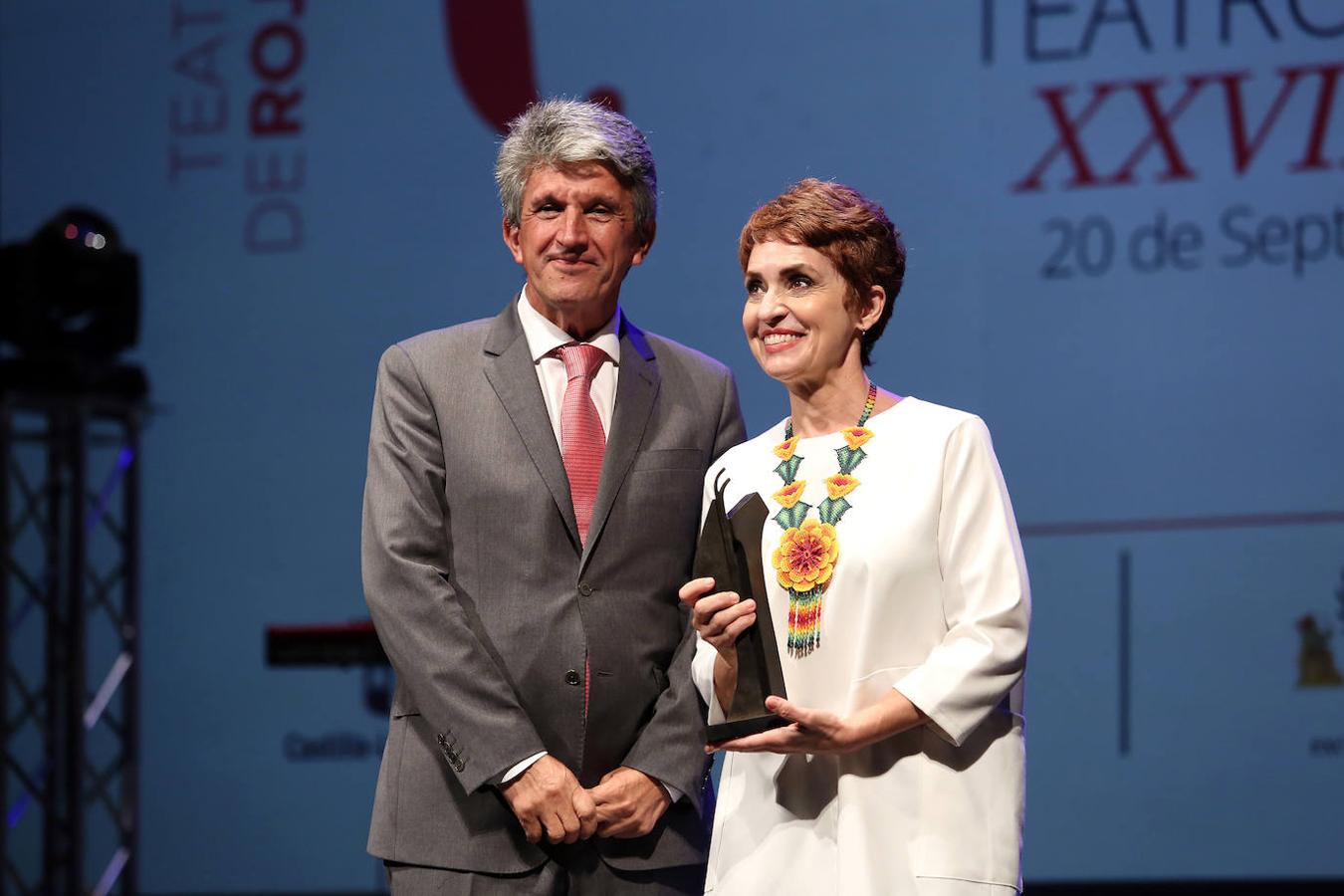 Adriana Ozores posa con su premio a la Mejor Interpretación Femenina por «La cantante calva». 