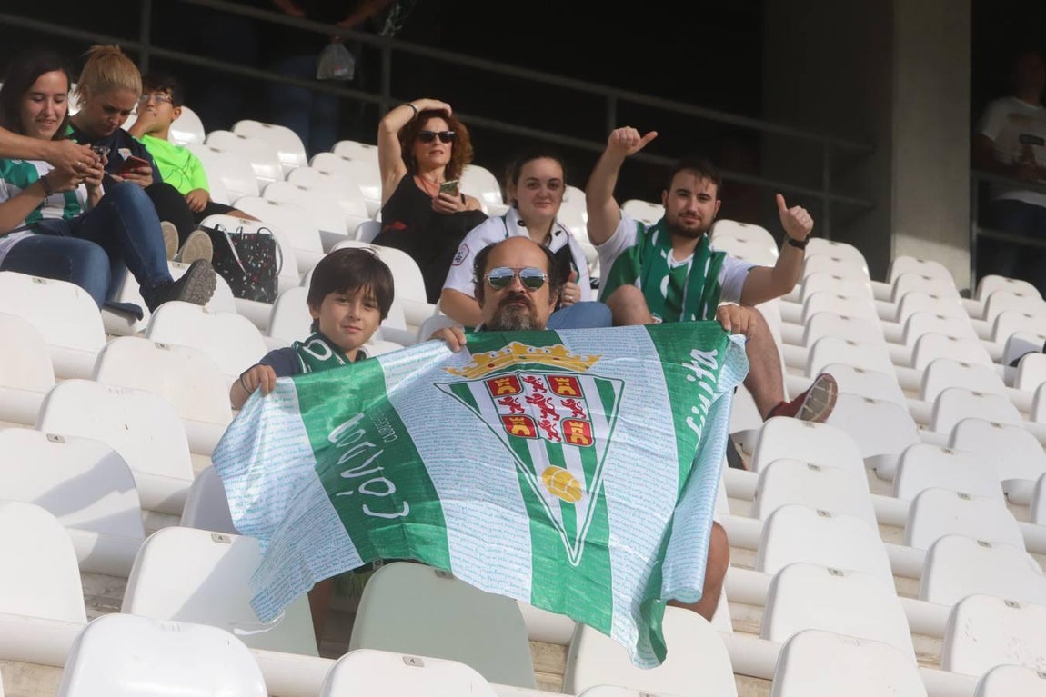 El ambiente en las gradas del Arcángel, en imágenes