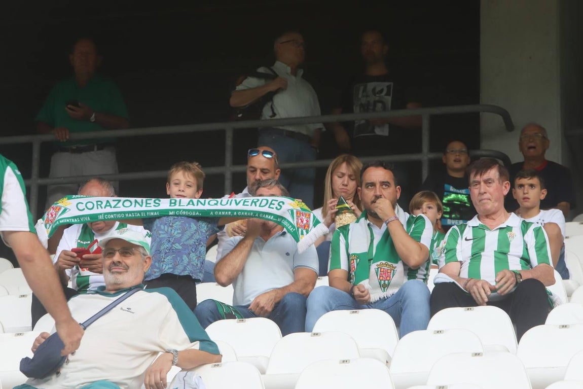 El ambiente en las gradas del Arcángel, en imágenes