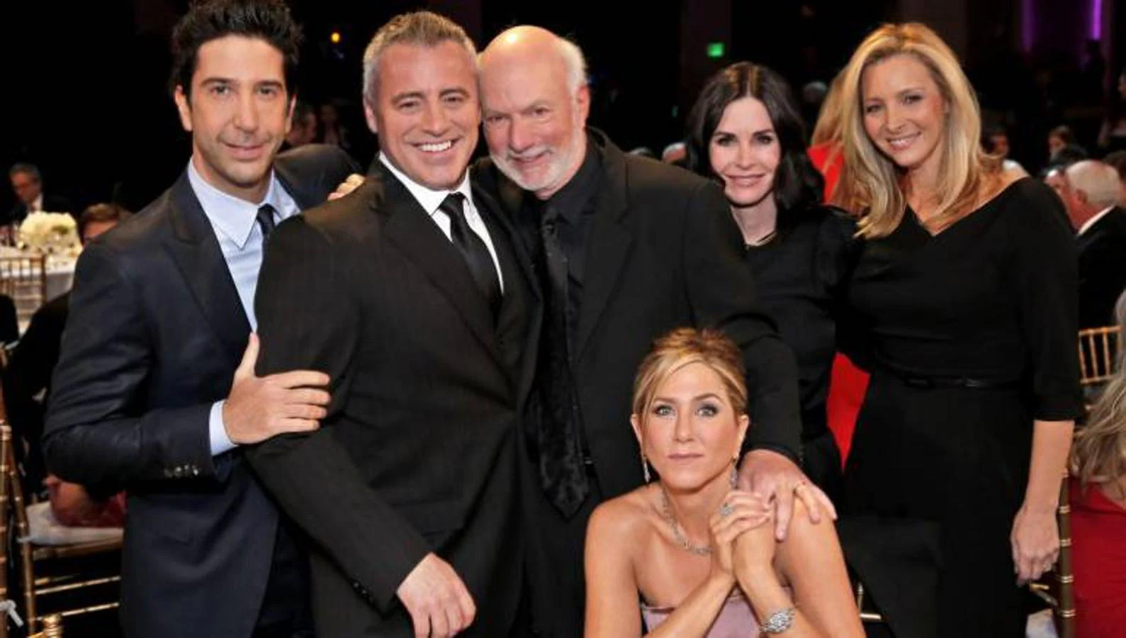 Los actores de «Friends» (salvo Matthew Perry, Chandler en la ficción) junto al director Jim Burrows, parte importante de la serie. 