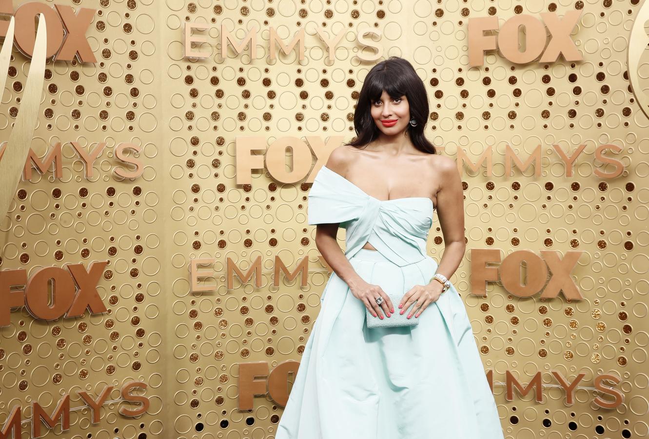 Jameela Jamil con un vestido menta con un escote en lazo. 