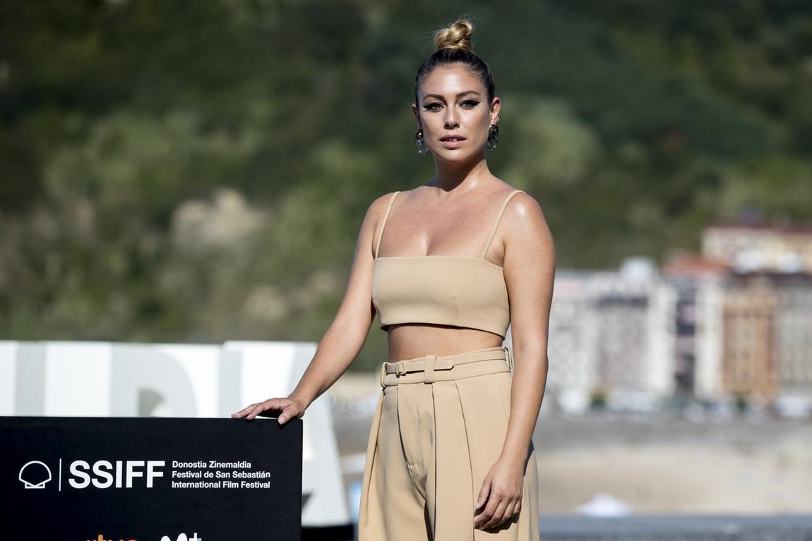 Blanca Suárez escogió un dos piezas monocolor en camel con un recogido, además de un llamativo maquillaje. 