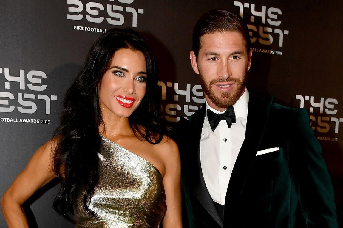 Pilar Rubio y Sergio Ramos iban de lo más elegantes. La presentadora optó por un vestido metalizado con abertura lateral de la firma Pronovias y el jugador del Real Madrid iba de esmoquin. 