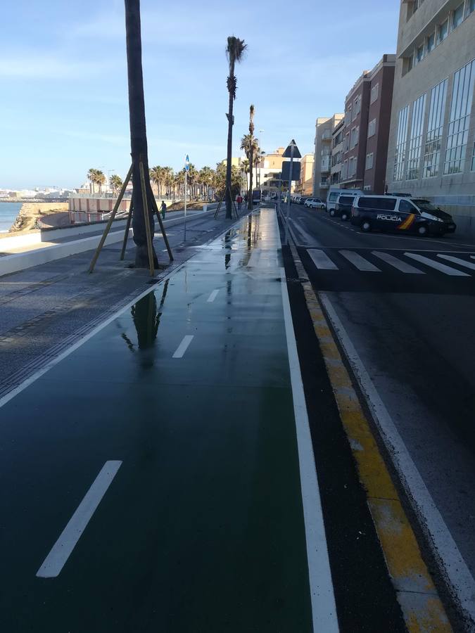 FOTOS: El carril bici de Cádiz, lleno de charcos