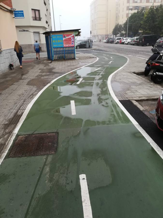 FOTOS: El carril bici de Cádiz, lleno de charcos