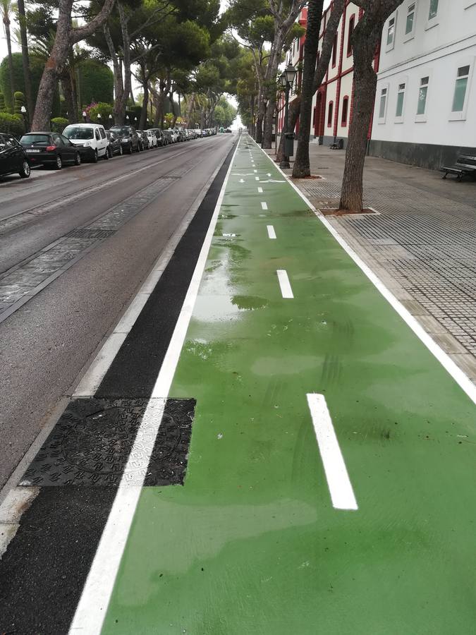 FOTOS: El carril bici de Cádiz, lleno de charcos