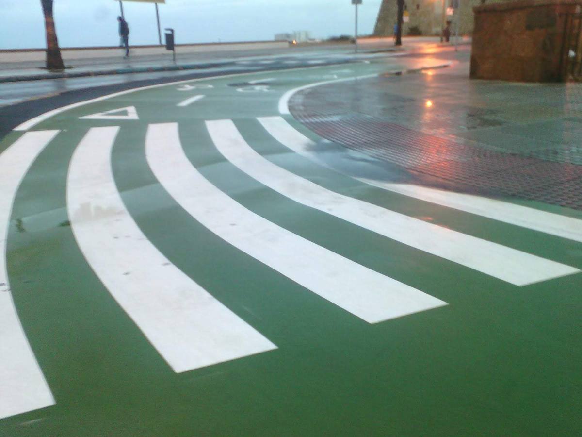 FOTOS: El carril bici de Cádiz, lleno de charcos