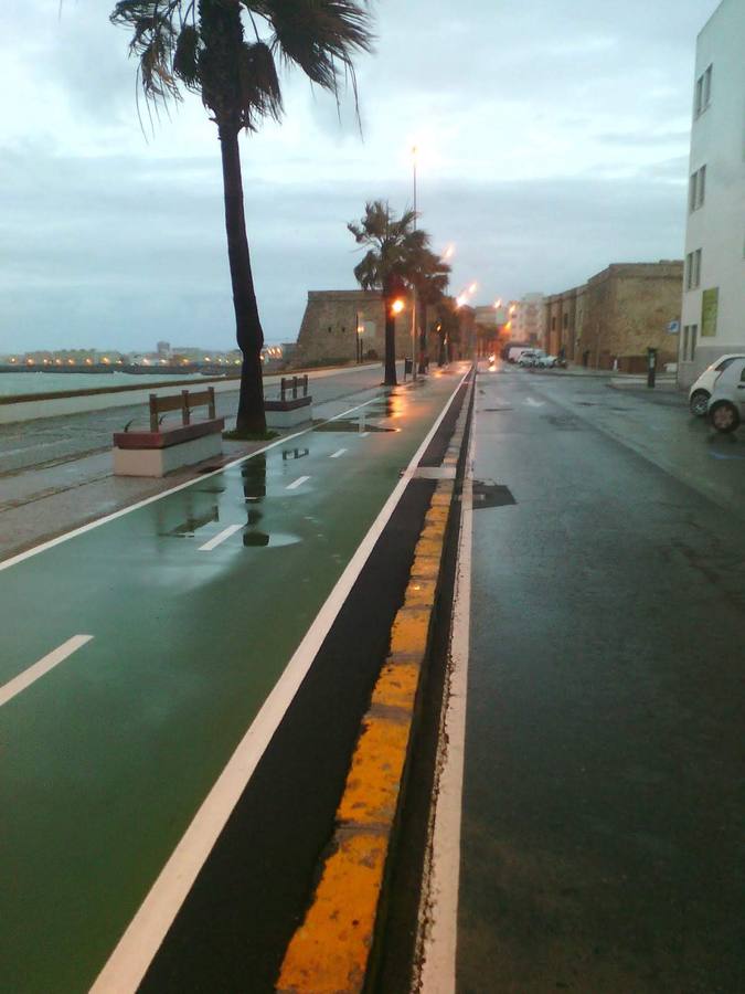 FOTOS: El carril bici de Cádiz, lleno de charcos